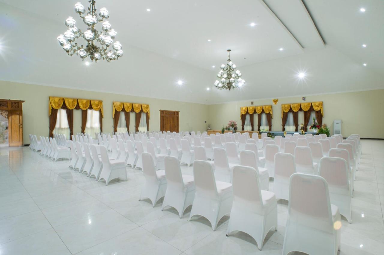 Ciptaningati Hotel Бату Экстерьер фото